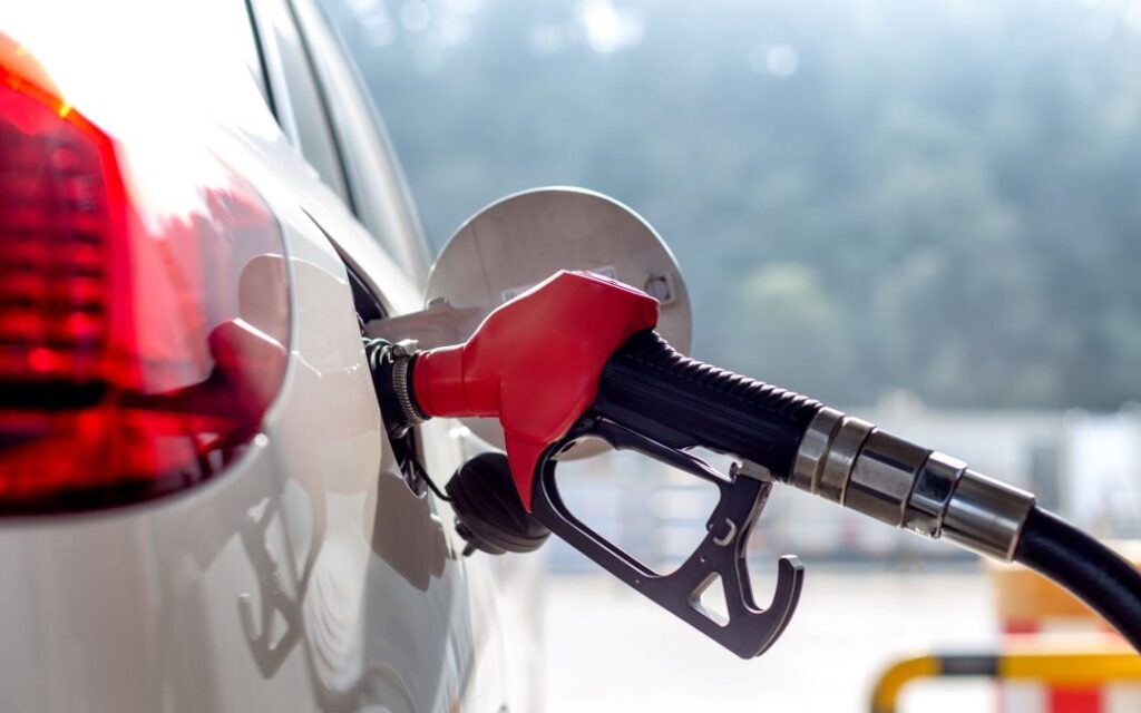 Preço médio da gasolina vai a R$ 6,35, maior valor em mais de 2 anos