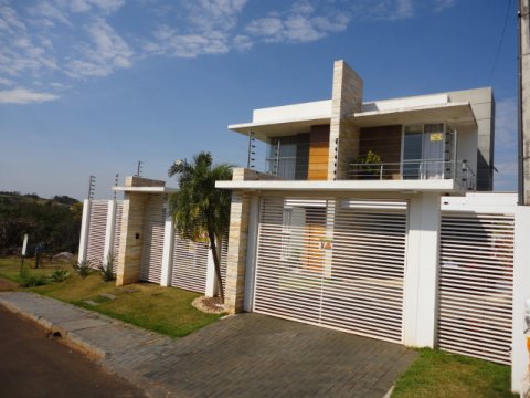 Sobrado Alto Padrão 272 m² - Lot. Maioli