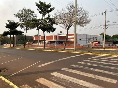 ALUGA-SE Terreno de Esquina 2.600 m² - Centro