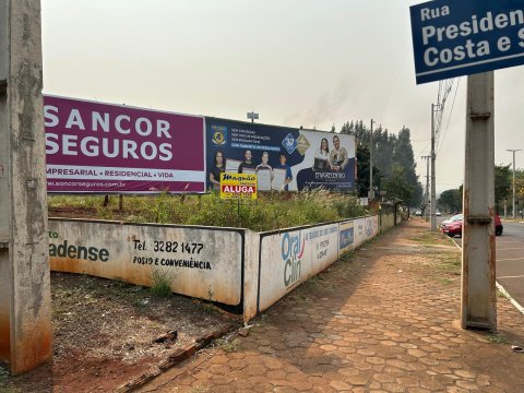 ALUGA-SE Terreno de Esquina 2.600 m² - Centro