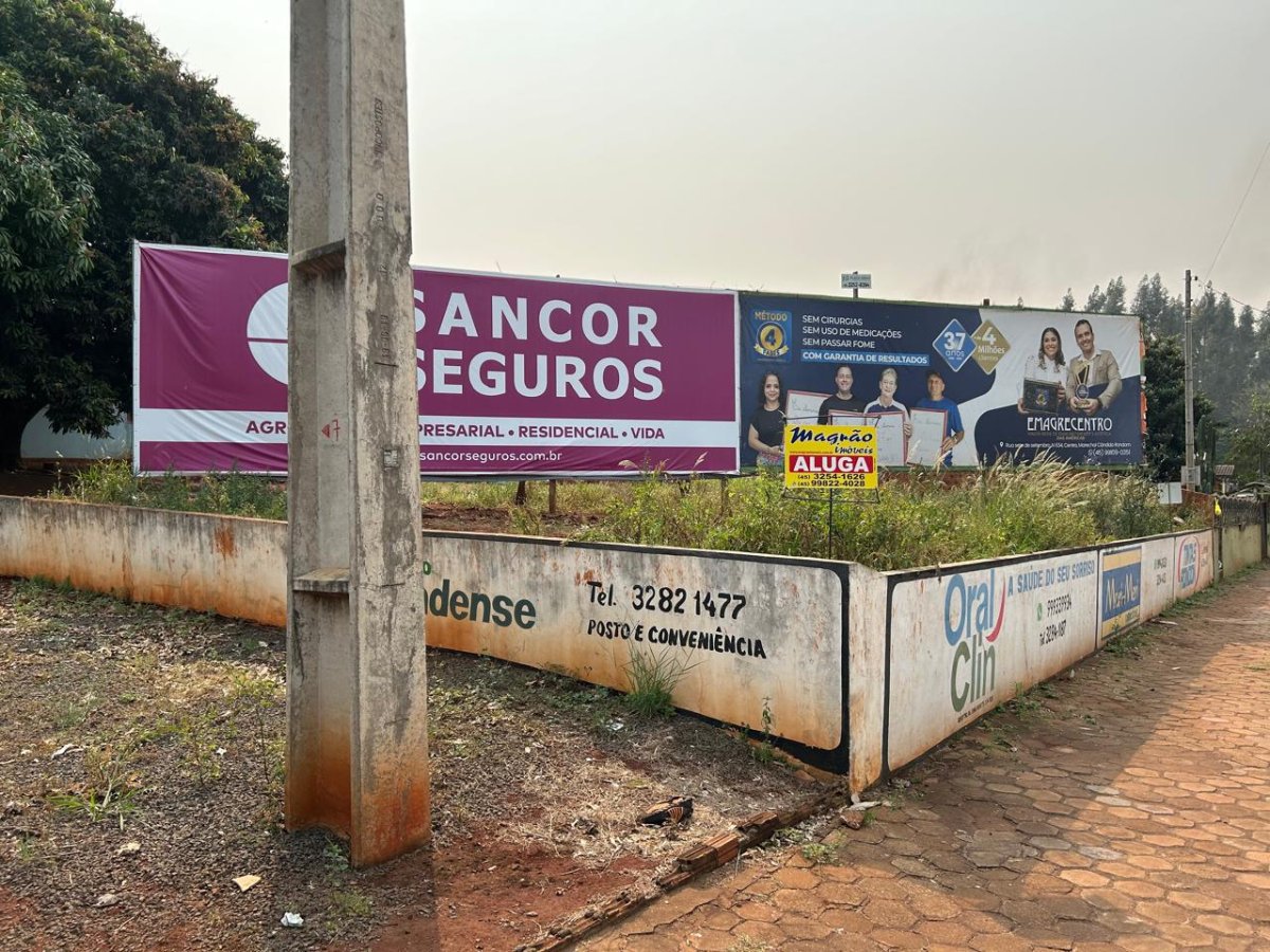 ALUGA-SE Terreno de Esquina 2.600 m² - Centro