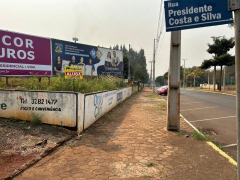 ALUGA-SE Terreno de Esquina 2.600 m² - Centro