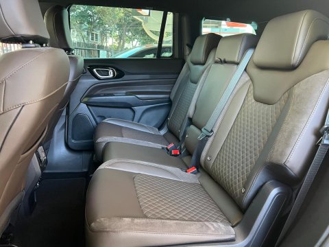 JEEP COMMANDER OVERLAND 2.2 TURBO 7 LUGARES